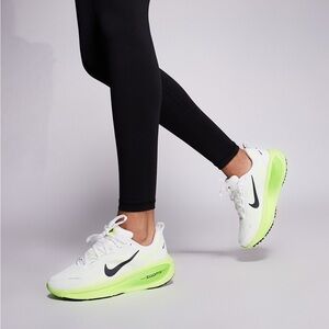 NWOB Nike Running Vomero 18 sneakers